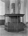 Bankje om zuil - Doesburg - 20057954 - RCE -  N.H.Kerk: bankje om zuil 