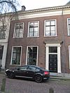 Herenhuis met oud zadeldak, waarin dakkapel met fronton en met gevel onder rechte lijst