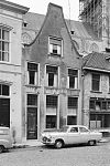 Huis met aan de voorzijde een gecementeerde tuitgevel en aan de achterzijde gepleisterde puntgevel met muurankers