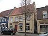 Huis met zadeldak tussen trapgevels met ezelsrugafdekkingen