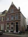 Pand onder hoog zadeldak met aan de achterzijde gepleisterde puntgevel