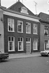 Pand onder schilddak, waarin dakvenster met fronton en vleugelstukken