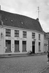 Breed pand met zadeldak tussen puntgevels
