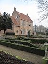 Dwarshuis onder zadeldak tussen puntgevels