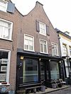 Pand met puntgevel met rollaag en geprofileerde natuurstenen topafdekking
