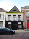 Pand onder zeer hoog schilddak