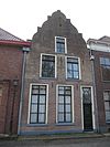 Pand met gepleisterde gevel met gezwenkte contouren
