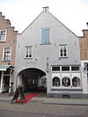 Gepleisterde puntgevel met topsieranker