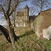 Overzicht toren met rechts gedeelte van schuur, voor restauratie - Loo - 20326956 - RCE -  VLOEDSCHUUR: Overzicht toren met rechts gedeelte van schuur, voor restauratie 