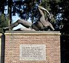 Detail van het gemetselde grafmonument Mausoleum op de Paasberg- gebeeldhouwde bronzen mannenfiguur - Ede - 20415219 - RCE -  Oorlogsmonument: Detail van het gemetselde grafmonument Mausoleum op de Paasberg: gebeeldhouwde bronzen mannenfiguur (opmerking: Gemaakt voor Nationaal Comité 4 en 5 mei / Stichting '40 - '45)