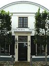 Fischers Huis - N. Fischerstraat 27 -  Woonhuis Fischers Huis met stoep en lindenboom