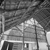 Interieur wagenschuur, overzicht kapconstructie - Lunteren - 20339188 - RCE -  Boerderijcomplex Nieuw Altena: Interieur wagenschuur, overzicht kapconstructie 