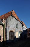 Pand met hoog afgewolfd zadeldak