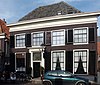 Huis met lijstgevel, parterre met verdieping, deur met pilasters, gesneden kalf en hoofdgestel