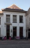 Huis met gepleisterde lijstgevel parterre en verdieping, schilddak