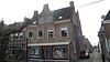 Huis met zadeldak tussen topgevels, evenwijdig aan de straat. Hoekschoorstenen