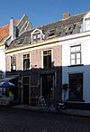 Woonhuis onder gewijzigd zadeldak, waarin dakvenster met vleugelstukken