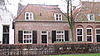 Huis met gewit lijstgeveltje met muurankers