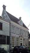 Huis met zadeldak tussen puntgevels, parterre met verdieping