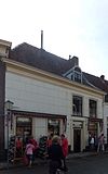 Huis met monumentaal hoog schilddak, aan de achterzijde met puntgevel
