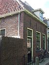 Eenvoudig huisje, alleen parterre met hoog zadeldak en hijsluik