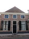 Huis met gepleisterde lijstgevel parterre met zolderverdieping