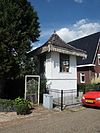 In de tuin van de woning nr 1a een theekoepel