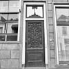 Huis met gepleisterde lijstgevel met deuromlijsting door pilasters en empire-bovenlicht, gesneden kalf