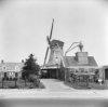 Achtkante stellingmolen van opzij gefotografeerd