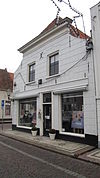 Huis met lijstgevel met afgezwenkte zijkanten
