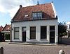 Huisje met zadeldak tussen topgevels alleen begane grond