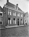 Herenhuis van parterre en verdieping, omlopend schilddak met schoorstenen, dakvenster met lodewijk