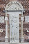 Beeldhouwwerk in de toren van het kasteel.Voorgevel 4e verdieping - Vaassen - 20338690 - RCE -  Kasteel Cannenburch: Beeldhouwwerk in de toren van het kasteel.Voorgevel 4e verdieping 