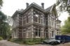 Zicht op de voorgevel met linker zijgevel, gezien vanaf de oprit