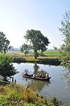 Fort Nieuwe Steeg (18).JPG -  Boot in de gracht om Rijksmonument Fort Nieuwe Steeg. De poot van de T op de achtergrond is de Nieuwe Steeg in Herwijnen. 