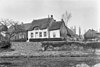 Overzicht boerderij met stadsmuur (voorgrond) - Heukelum - 20111396 - RCE -  Overzicht boerderij met stadsmuur (voorgrond) 