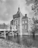 Voorgevel van kasteel met poorttoren en ophaalbrug