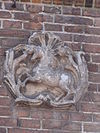 Pand met topgevel met in- en uitzwenkende zijkanten, onderbroken gemetselde pilasters