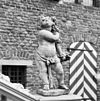 Grote portaal, beeldje rechts van opgang - 's-Heerenberg - 20105725 - RCE -  Kasteel Bergh: grote portaal, beeldje rechts van opgang 