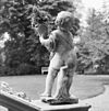 Grote portaal, beeldje op zandstenen balustrade - 's-Heerenberg - 20105724 - RCE -  Kasteel Bergh: grote portaal, beeldje op zandstenen balustrade 