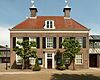 Monumentaal herenhuis, bestaande uit twee parallel lopende vleugels