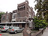 Nijmegen rijksmonument 523051 Groesbeekseweg 88, 90.JPG -  Nijmegen rijksmonument 523051 Groesbeekseweg 88, 90, beneden- en bovenhuis, de zijkant met de voorgevel 