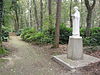Nijmegen Rijksmonument 523017 Berchmanianum Houtlaan 4 park met beeld St.Jan Berchmans.JPG -  Nijmegen Rijksmonument 523017 Berchmanianum, laan in park met beeld St.Jan Berchmans 