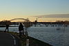 Iwaalburg vanaf ooijse bandijk.JPG -  De Waalbrug gezien van de Ooijse Bandijk, op 16 januari 2011 tijdens hoogwater in de Waal. 