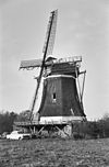 Korenmolen in tamelijk vervallen staat, schuin van opzij gefotografeerd - Elspeet - 20069715 - RCE -  De Hoop: Korenmolen in tamelijk vervallen staat, schuin van opzij gefotografeerd 
