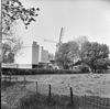 Stellingmolen van voren gefotografeerd met links een silo gebouw - Oldebroek - 20172413 - RCE -  De Hoop: Stellingmolen van voren gefotografeerd met links een silo gebouw 
