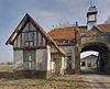Linker gedeelte voorzijde poortgebouw, de portierswoning en dakruiter - Elst - 20332156 - RCE -  Poortgebouw voormalig landgoed Schoonderlogt: Linker gedeelte voorzijde poortgebouw, de portierswoning en dakruiter 