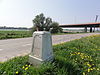 Waalbandijk grenspaal 4 rechts, Loenen ~ Wolferen.JPG -  Waalbandijk grenspaal 4 rechts, Loenen ~ Wolferen ten oosten van de Waalbrug bij Ewijk 