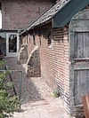 Randwijk Rijksmonument 21984 Bredestraat 69 zijkant met steunberen.JPG -  Randwijk 