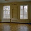 Interieur, twee vensters in kamer met boekenplanken tussen de vensters - Renkum - 20338774 - RCE -  Huis Keyenberg: Interieur, twee vensters in kamer met boekenplanken tussen de vensters 